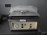 une machine posée sur une table