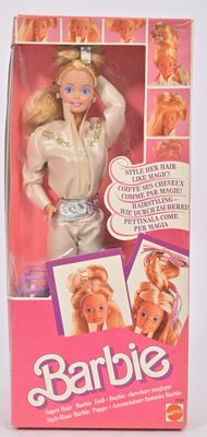 poupée Barbie aux cheveux blonds et aux yeux bleus, dans une boîte rose