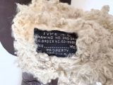 un mouton posé sur un mannequin et muni d'une étiquette