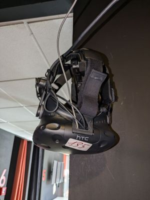 une paire de skis suspendue au plafond d'une pièce