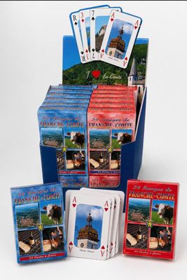 des cartes à jouer dans une boîte bleue avec l'image d'un château en arrière-plan