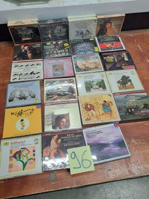 il y a beaucoup de CD par terre dans la pièce