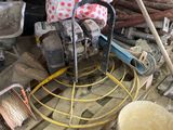 une petite machine posée sur une palette