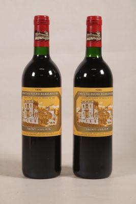 deux bouteilles de vin rouge posées l'une à côté de l'autre sur une table