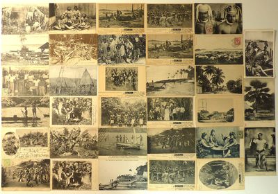 beaucoup de vieilles photos de personnes accrochées au mur