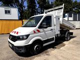 un camion blanc garé dans un parking