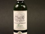 une bouteille de vin posée sur une table