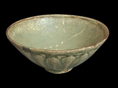 CHINE Bol en porcelaine céladon, forme évoquant le lotus, ma…