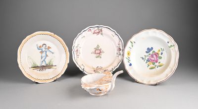 trois assiettes et un bol sur lesquels figure un homme, le tout sur un fond gris