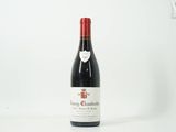 une bouteille de vin posée sur une table