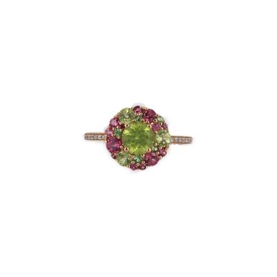 un gros plan d'une bague ornée d'une pierre verte et rose
