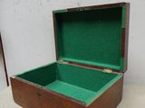 une petite boîte en bois avec un couvercle vert posée sur une table