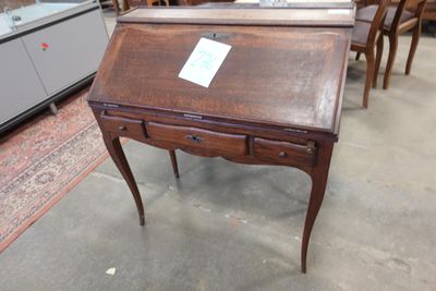 un petit bureau surmonté d'un tiroir