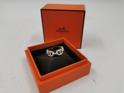 une boîte orange contenant une bague, posée sur une surface blanche