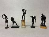 six figurines en bronze représentant un homme tenant une batte de baseball et une femme tenant une batte de baseball