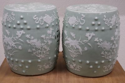 deux vases bleus et blancs posés sur une table en bois