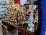 une table sur laquelle se trouvent de nombreux objets différents