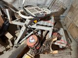une pile d'outils posés sur le sol