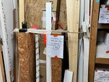 plusieurs pièces de bois sont empilées dans une pièce