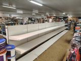 de nombreuses étagères vides dans un magasin