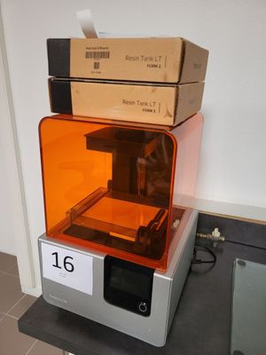 deux boîtes empilées l'une sur l'autre, posées sur une machine