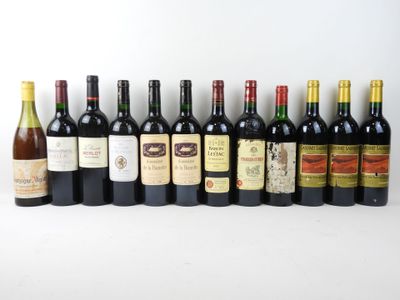 plusieurs bouteilles de vin sont alignées sur une surface blanche