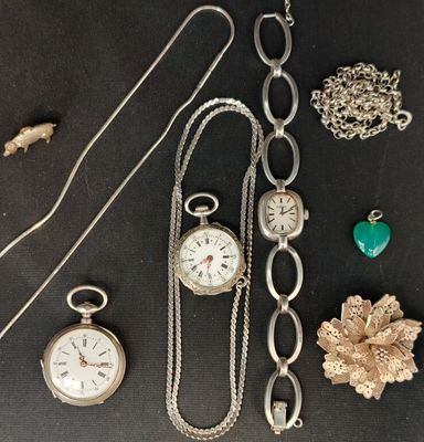 de nombreux types de bijoux sur la table
