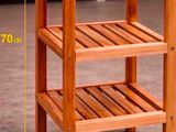 une table en bois surmontée d'une étagère