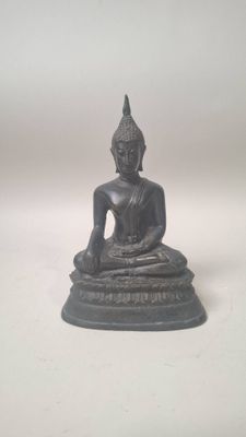 l'image d'une statue de bouddha assise sur une table
