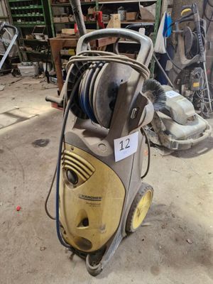 une machine posée sur le sol dans le garage