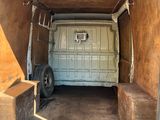 une camionnette blanche qui se trouve à l'arrière d'un camion