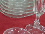 beaucoup de verres à vin et d'assiettes vides sur la table