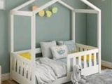 une photo d'une chambre d'enfant avec un lit et un berceau
