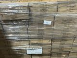 une palette remplie de palettes en bois dans un entrepôt