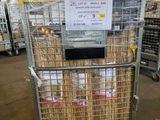 un chariot en métal contenant beaucoup de nourriture