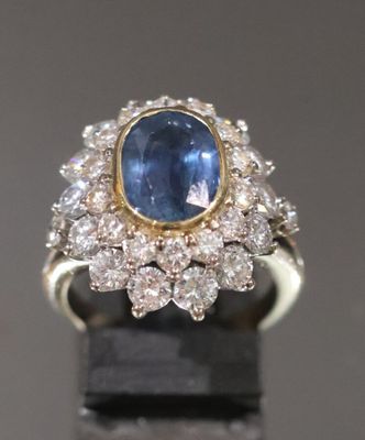 gros plan d'une bague en saphir bleu et diamant sur une surface noire