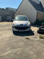 PEUGEOT 207 5 portes, grise métallisé, équipée d'un attelage