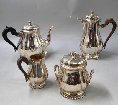 trois pièces en argent pour le thé et le café sur une table