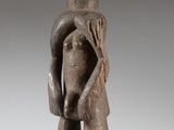 l'image d'une statue d'un homme tenant un bébé dans ses bras