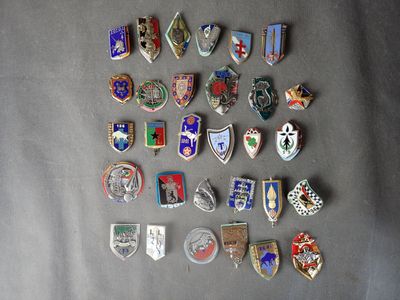 a lot of pins that are laying on a table