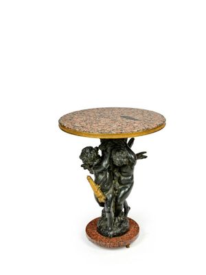 une image représentant une table sur laquelle se trouve une statue