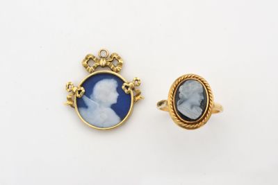 deux camées en or et bleu, dont l'un représente le profil d'une femme