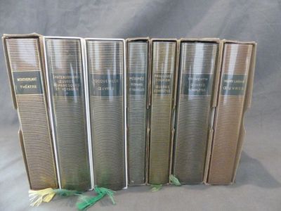 six livres sont alignés les uns à côté des autres sur un fond gris