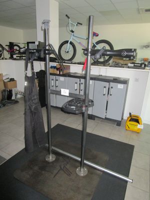 une photo d'un atelier de réparation de vélos avec un vélo posé par terre