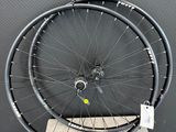 une roue de vélo posée sur une boîte