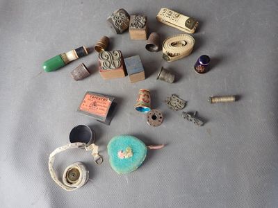 un grand nombre d'objets différents sur une table