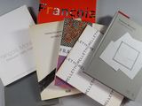 plusieurs livres sont empilés sur une table