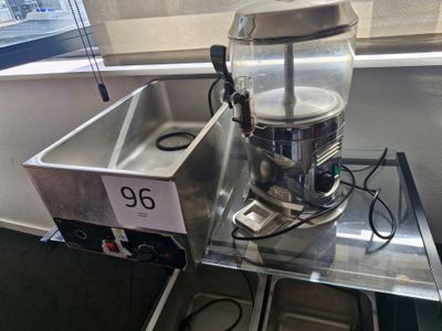 une machine posée sur une table
