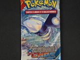 un gros plan sur une boîte de cartes à collectionner Pokémon posée sur une table