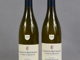 deux bouteilles de vin posées sur une table l'une à côté de l'autre